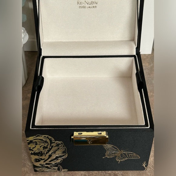 Estée Lauder Decorative Box - Picture 9 of 10
